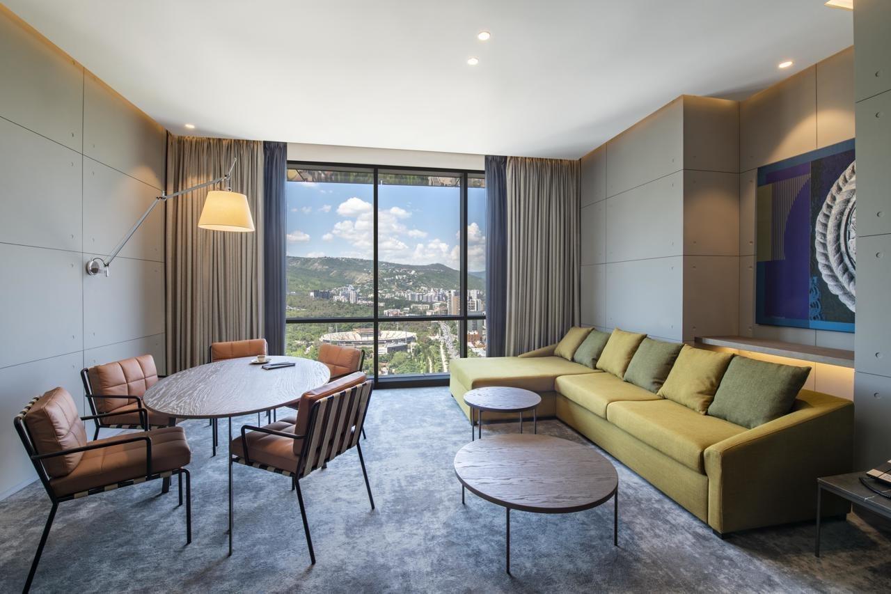 Pullman Tbilisi Axis Towers Hotel Exterior photo Living room